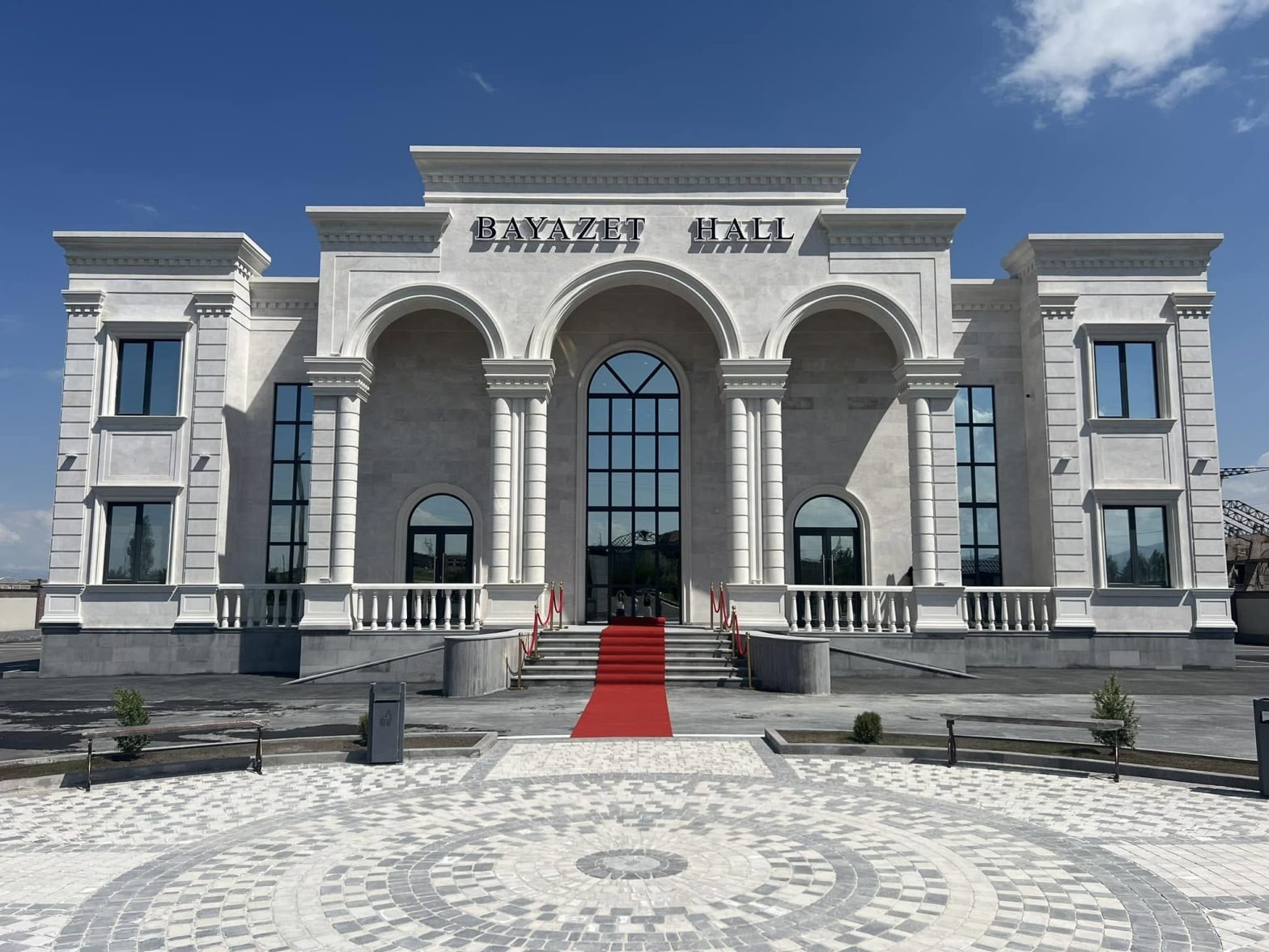 Bayazet Hall-ի շենքի արտաքին տեսքը