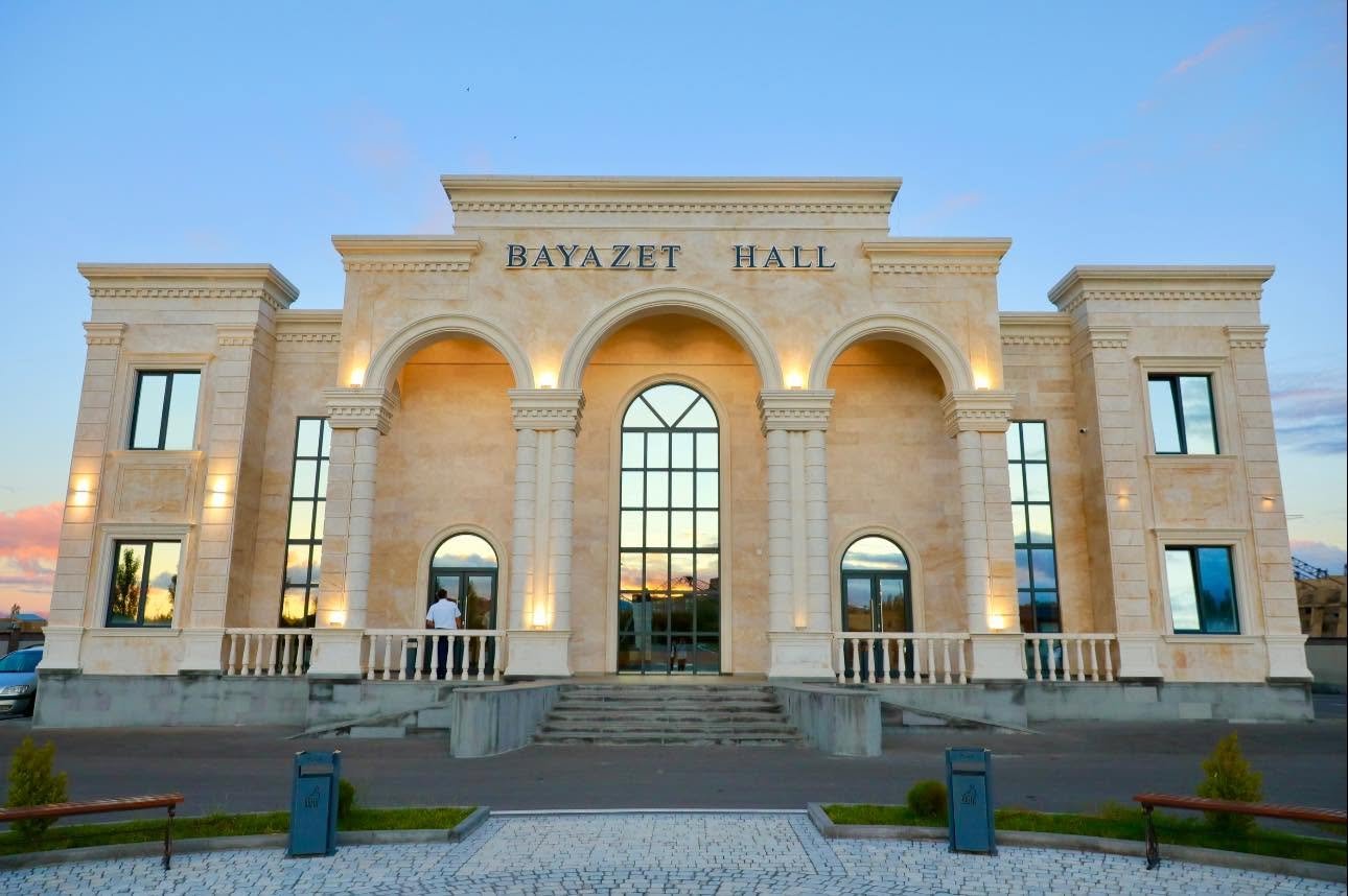 Bayazet Hall-ի շենքի արտաքին տեսքը՝ ցերեկային լուսավորությամբ