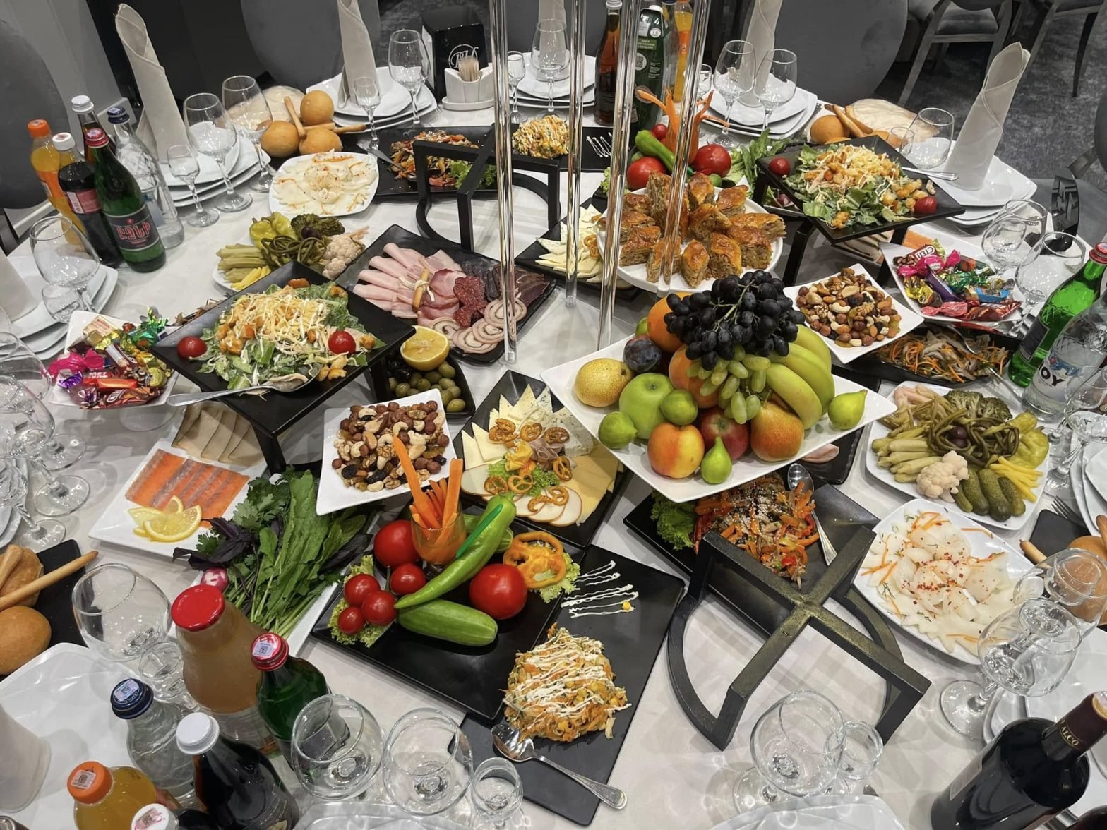 Տոնական սեղան՝ ուտեստներով